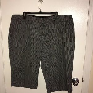 Avenue Black and White Capris with 4 Pockets